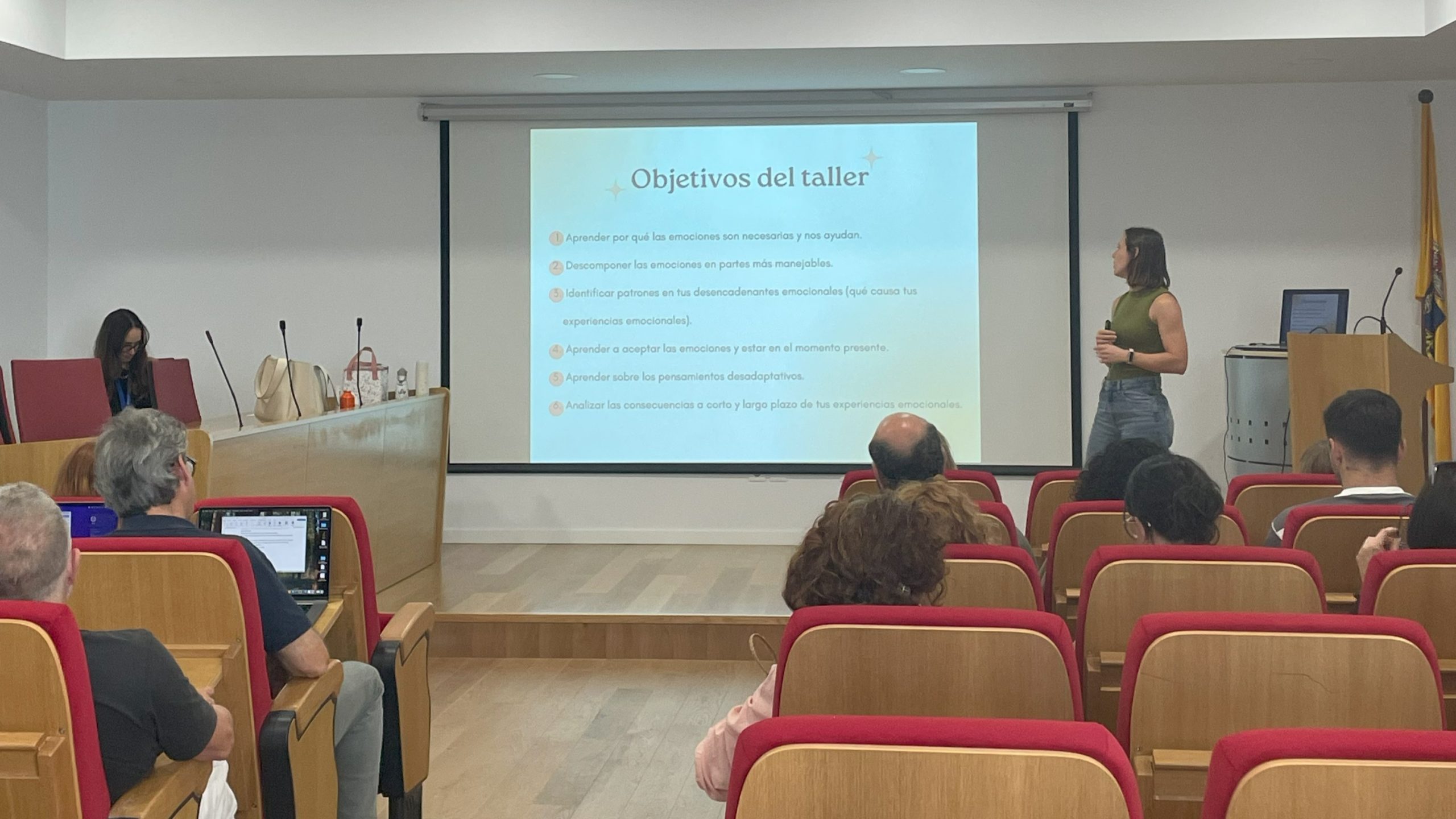 La UCA impulsa un curso de formación para su personal sobre prevención del suicidio y gestión emo...